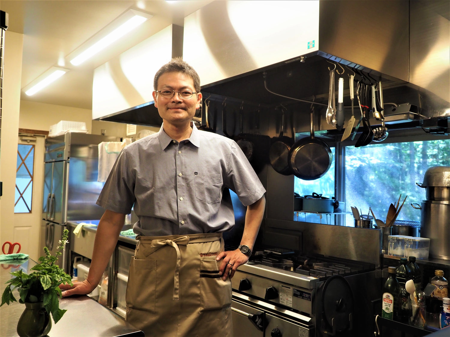 オーナー 大平勝一 家具デザイナー 調理場での写真